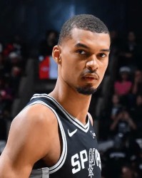 bob半岛体育-Shams：马刺有信心让文班出战一场比赛，很可能是对独行侠